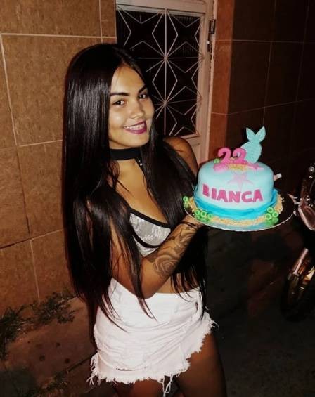 Bianca Lourenço, 24 anos, morta na Penha, em janeiro de 2021. A jovem, moradora da Baixada Fluminense, foi morta a mando de Dalton Vieira Santana, traficante, que não aceitava o fim do relacionamento. O corpo da vítima foi localizado em um tonel encontrado boiando em uma praia da Ilha do Governador, na Zona Norte, com sinais de torturaReprodução