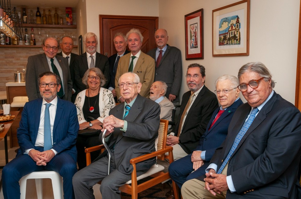 O filólogo Ricardo Cavaliere (ao fundo à direita) entre outros imortais da ABL; Sentado à direita (de terno preto), o jornalista Merval Pereira, presidente da Academia — Foto: ABL/Michael Félix