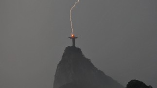 Registro do momento em que Cristo Redentor é atingido por raio, em 2008