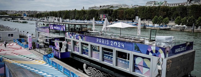 Preparação do rio Sena para abertura de Paris-2024 — Foto: AFP