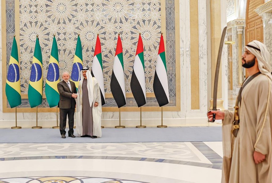Lula é recepcionado presidente dos Emirados Árabes Unidos