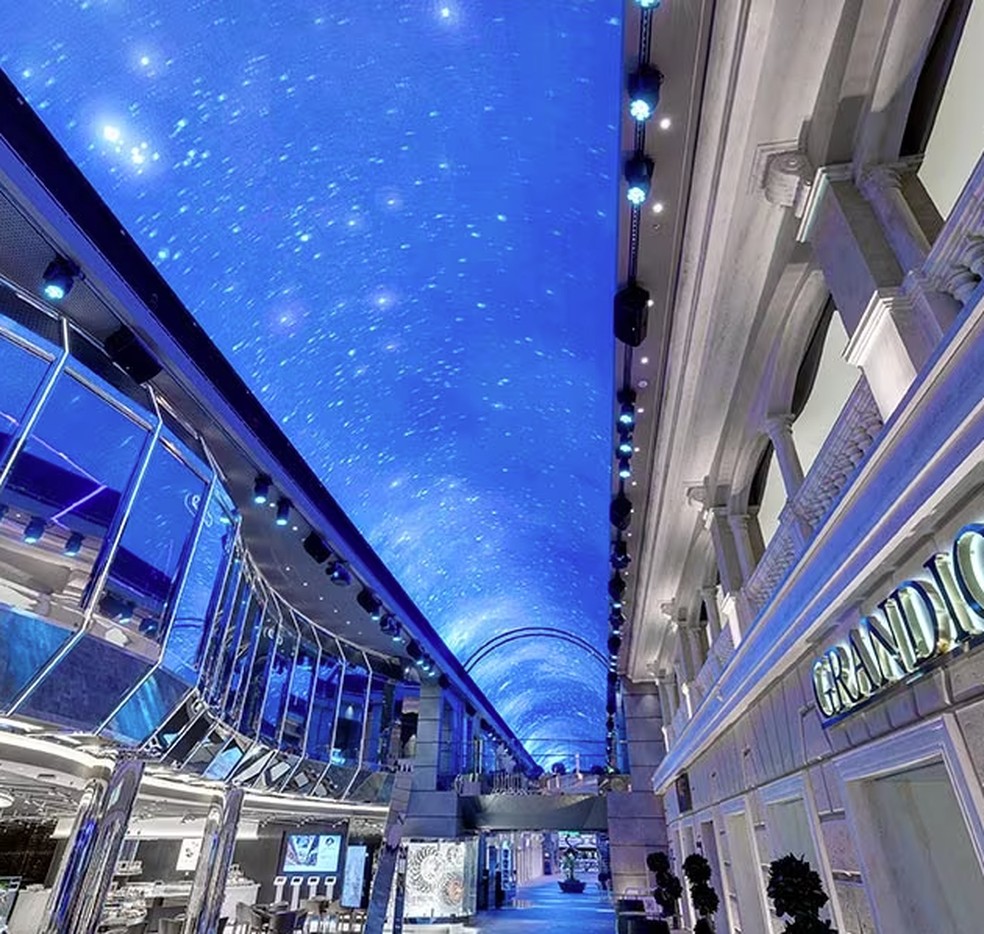 Área nomeada Galleria Grandiosa tem céu de LED — Foto: Reprodução/MSC Grandiosa