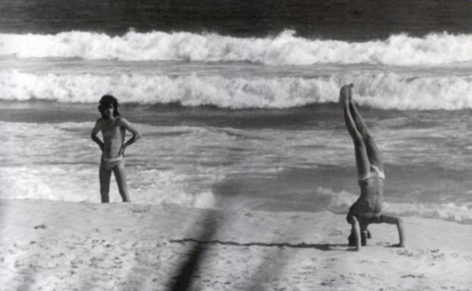 Mick Jagger (plantando bananeira) e Keith Richards no Recreio dos Bandeirantes, em 1968 — Foto: Reprodução do livro 'Os Rolling Stones no Brasil'