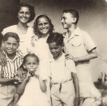 Caetano Veloso posa com irmãos Mabel, Clara Maria, Rodrigo, Roberto e Maria Bethânia, em Santo Amaro (BA), no ano de 1953 — Foto: Reprodução