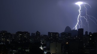 Raios nos céus do Rio na noite de 18 de novembro — Foto: Custodio Coimbra / Agência O Globo