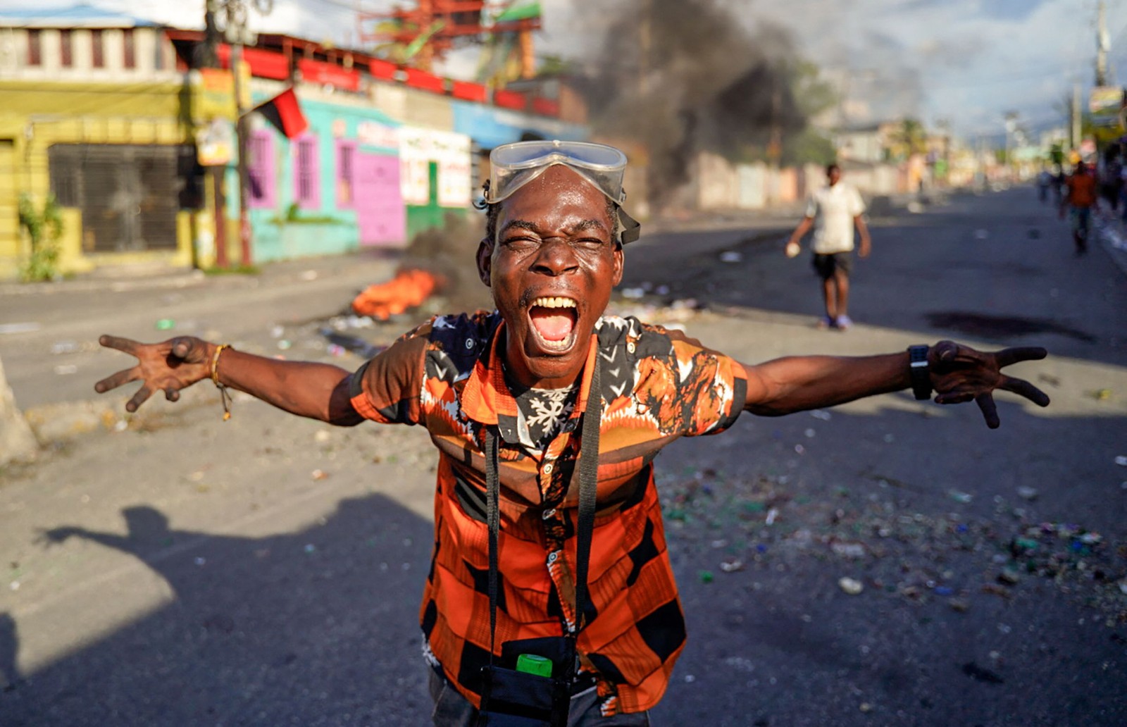 Homem protesta pela renúncia do primeiro-ministro Ariel Henry durante uma greve geral em Porto Príncipe, Haiti — Foto: Richard Pierrin / AFP