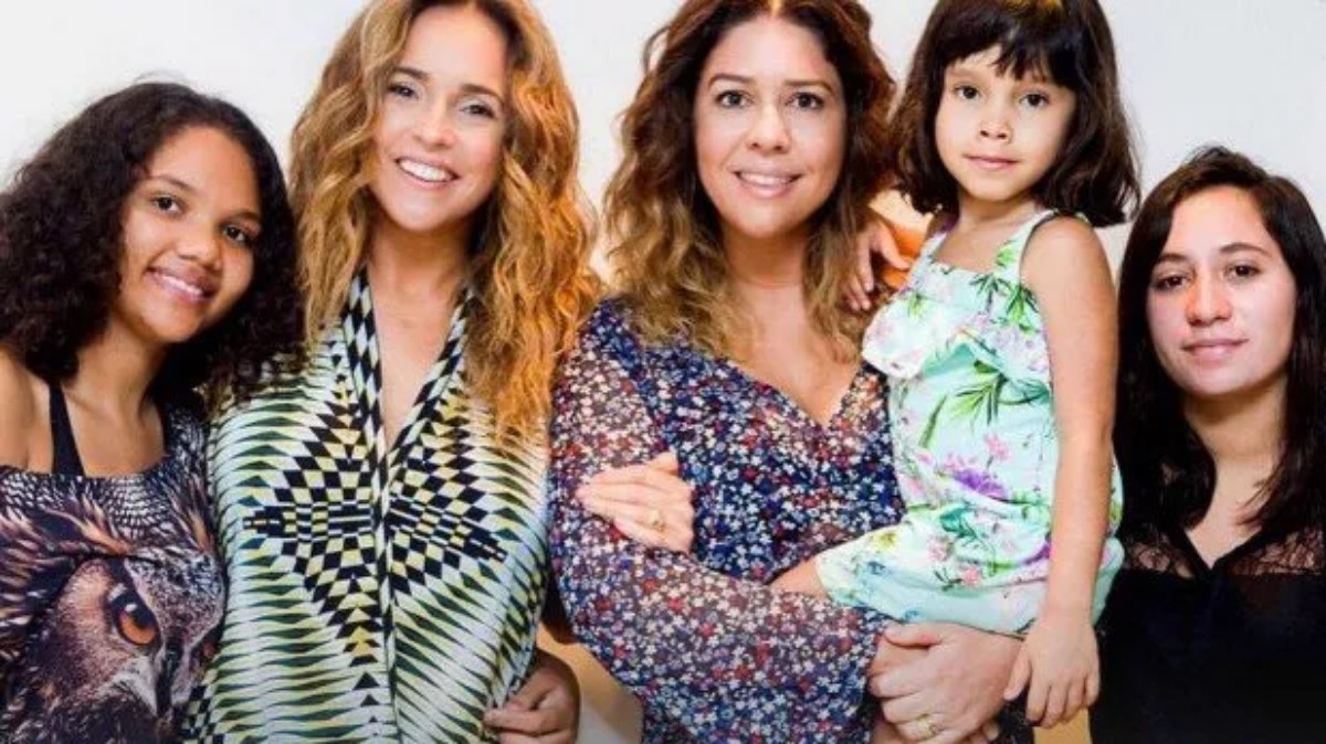 Daniela Mercury e sua companheira, Malu Verçosa, adotaram três meninas, Ana Alice, Ana Isabel e Márcia — Foto: Reprodução Instagram