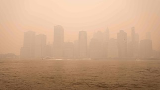 O horizonte de Lower Manhattan com céu nebuloso causado pela fumaça de grandes incêndios florestais no Canadá  - Foto de Scott Heins/GETTY IMAGES NORTH AMERICA/Getty Images via AFP