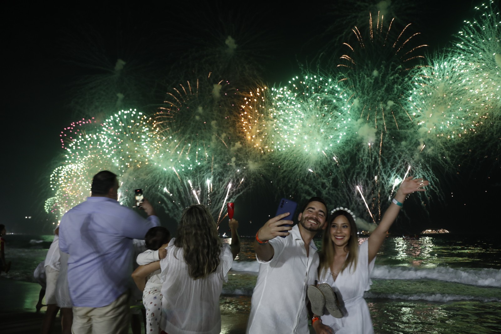 Réveillon 2023 - Queima de fogos em Copacabana. — Foto: Guito Moreto / Agência O Globo