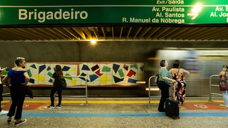 "Cores e Formas", de Cícero Dias, na Estação Brigadeiro — Foto: Maria Isabel Oliveira/Agência O Globo