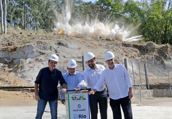 Implosão que marcou o início das obras do túnel de 600 metros que será aberto sob o Morro Luiz Bom, em Campo Grande, para construção de anel viário