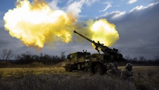 Militares ucranianos disparam com um obus automotor CAESAR em direção a posições russas no leste da Ucrânia — Foto: SAMEER AL-DOUMY/AFP