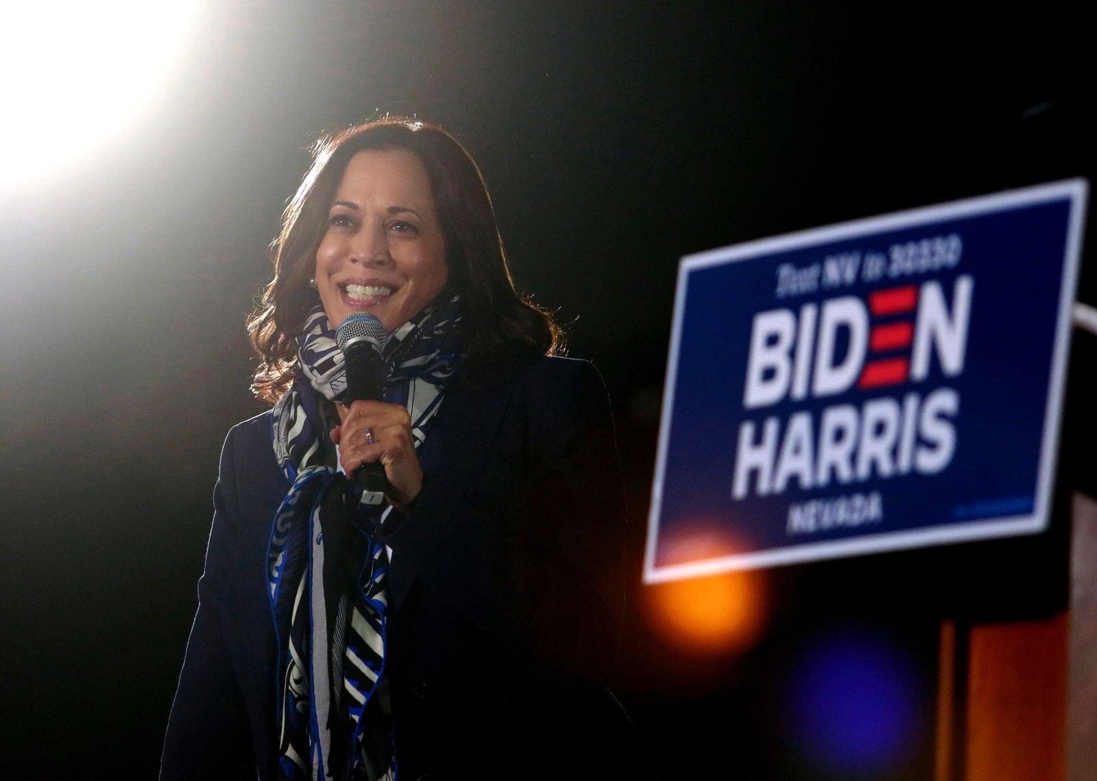 Kamala Harris durante discurso em 27 de outubro, em Las Vegas. Aos 56 anos, a senadora democrata da Califórnia permitiu que Biden, de 77 anos, ganhasse o apoio de um eleitorado mais diverso que buscava ser melhor representado no topo do poderAFP