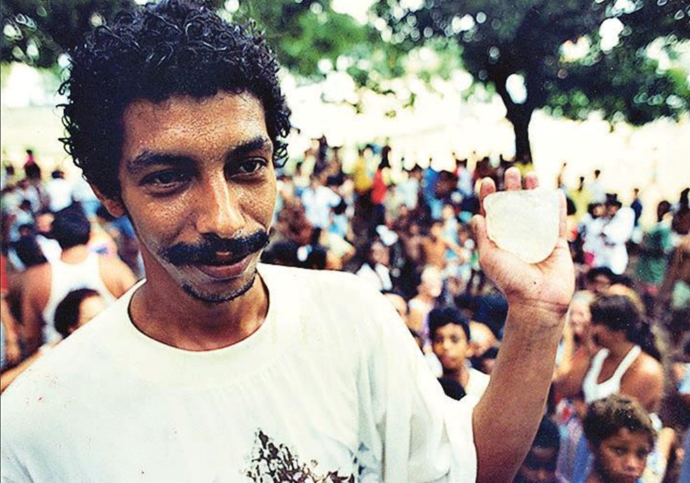 Boato levou pessoas a procurarem ouro em Benfica — Foto: Marcos Issa / 1992