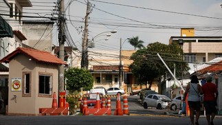 Adesivos de um grupo de seguranças em Irajá, na Zona Norte, como na Rua Santo Agripino — Foto: Pablo Jacob / Agência O Globo