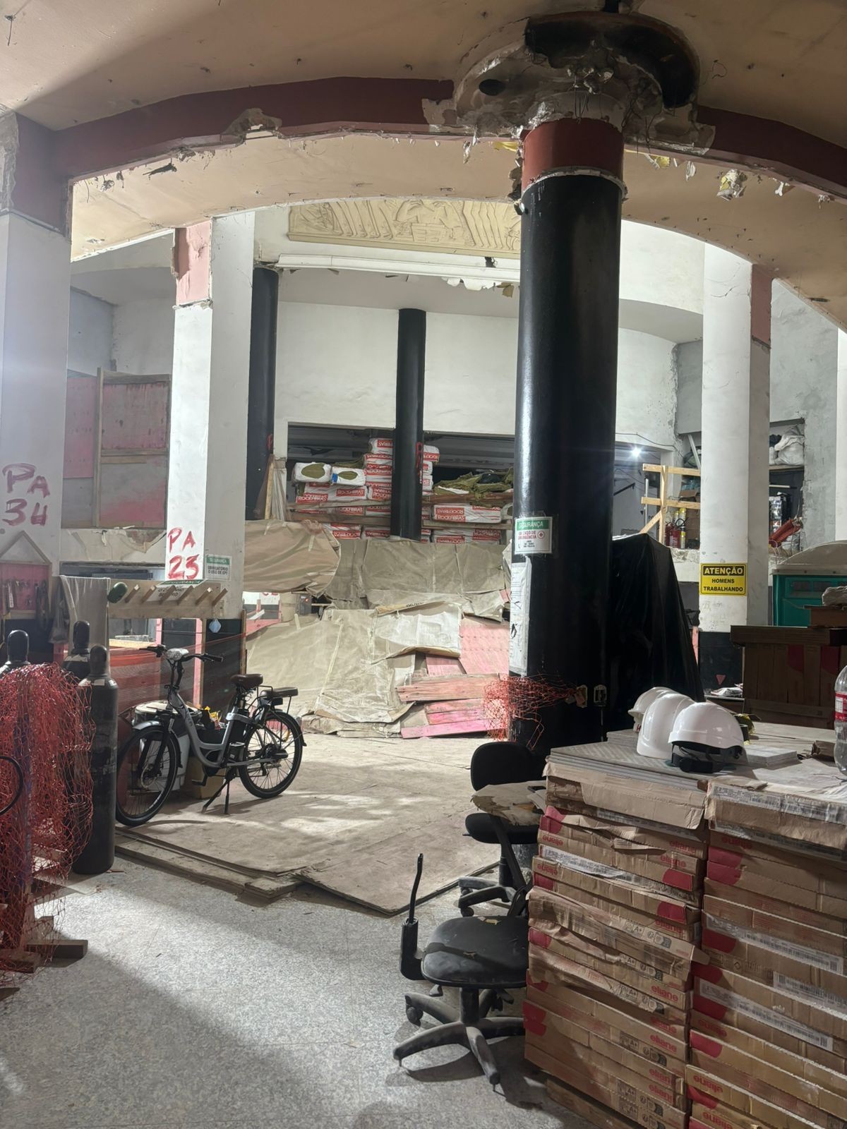 Cenário de obras. Material no interior do salão na entrada do antigo cinema: reforma iniciada há mais de um ano