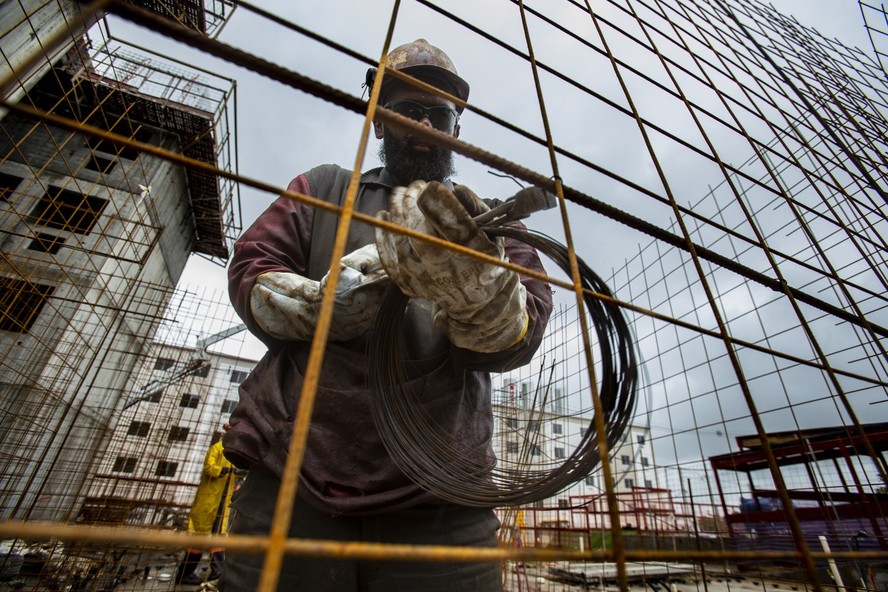 A construção civil é afetada pelos juros e recua: taxa de investimentos cai pelo terceiro trimestre seguido