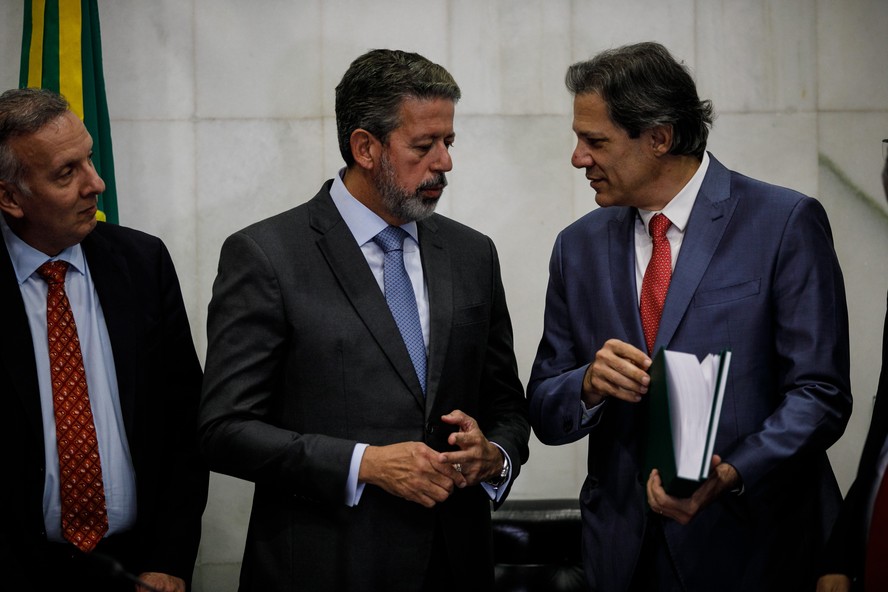 O ministro da Fazenda, Fernando Haddad, entrega a regulamentação da Reforma Tributária ao presidente da Câmara, Arthur Lira (PP-AL)