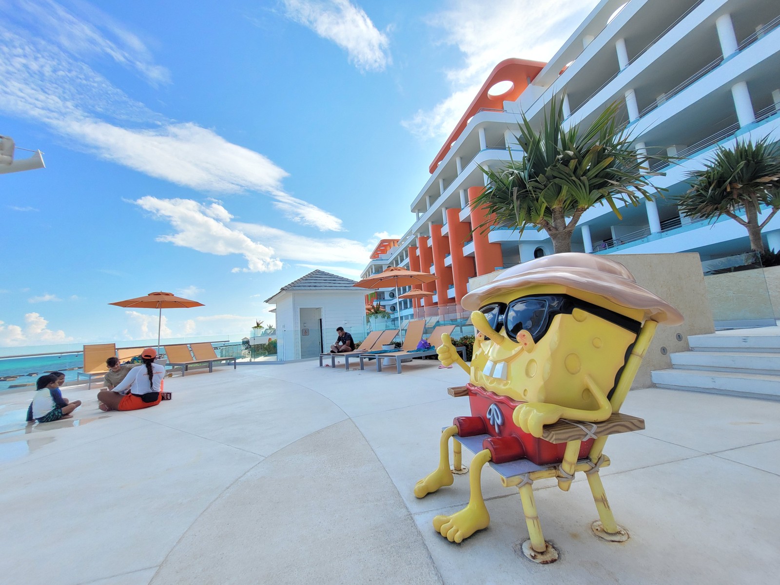 Estátua mostra um Bob Esponja "praiano" na área das piscinas do Seaside Building, o prédio onde ficam os quartos do Nickelodeon Resort & Hotel Riviera Maya, em Cancún — Foto: Eduardo Maia / O Globo