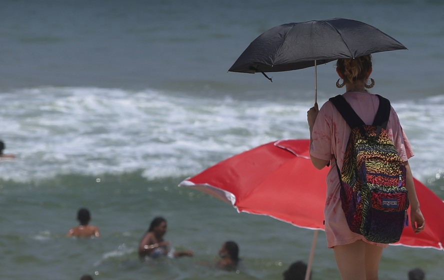 Para quem vai à praia na onda de calor, o ideal é usar guarda-sol ou guarda-chuva
