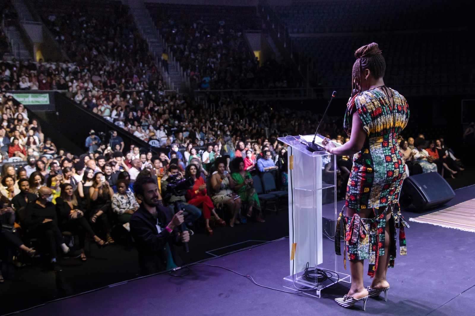 Chimamanda Ngozi Adichie fala a 3 mil pessoas no Maracanãzinho, no Rio — Foto: Leo Martins