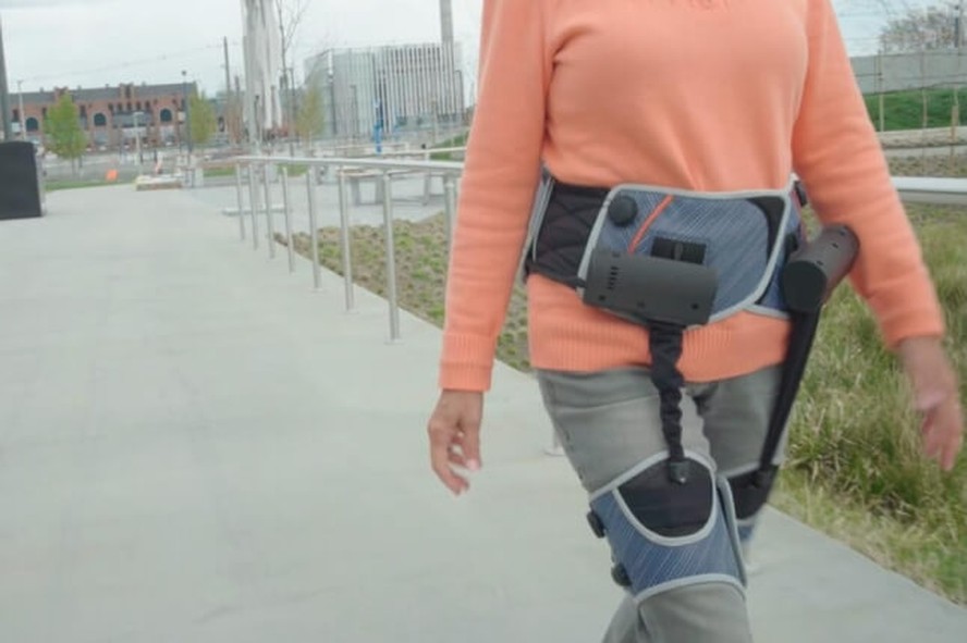 Cientistas de Harvard criam dispositivo robótico vestível que melhora a caminhada de pacientes com Parkinson.