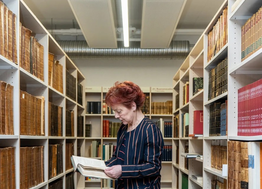 Krista Aru, diretora de biblioteca em Tartu, Estônia, vê 1ª edição de “Almas mortas”, de Gógol: 8 livros furtados