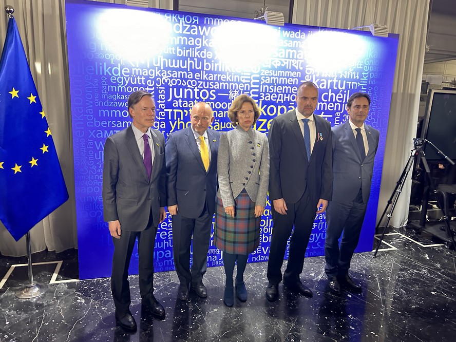 Embaixadores dos EUA (esq.), Ucrânia, Reino Unido, Polônia e UE durante evento de solidariedade com a Ucrânia.