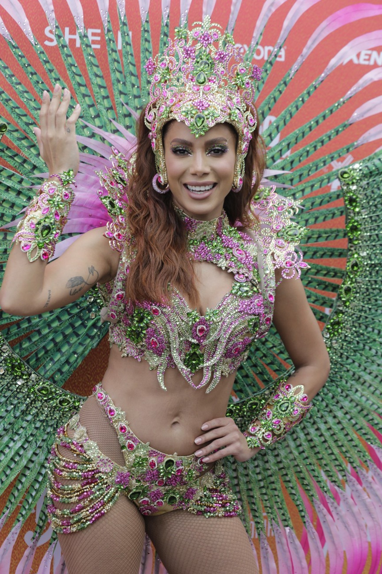 Look escolhido pela cantora foi verde e rosa, em homenagem à Mangueira — Foto: Domingos Peixoto
