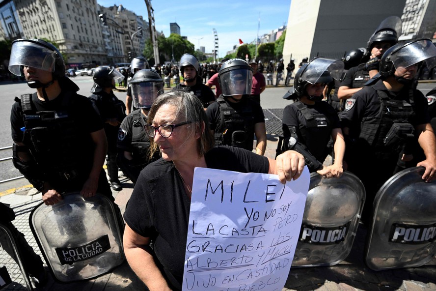 Mulher segura cartaz durante protesto em Buenos Aires