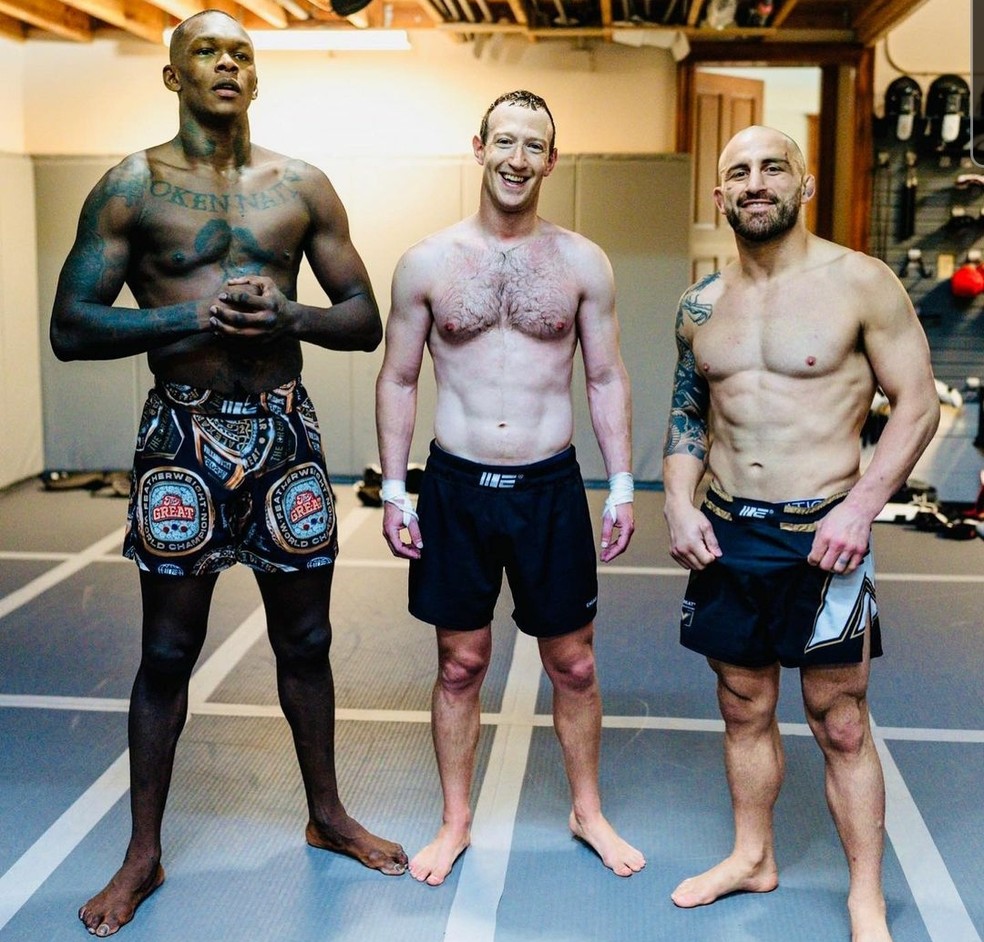 Mark Zuckerberg ao lado do campeão peso-médio do UFC, Israel Adesanya (esquerda) e o campeão do peso pena do Ultimate, Alexander Volkanovski (direita) — Foto: Reprodução/ Instagram