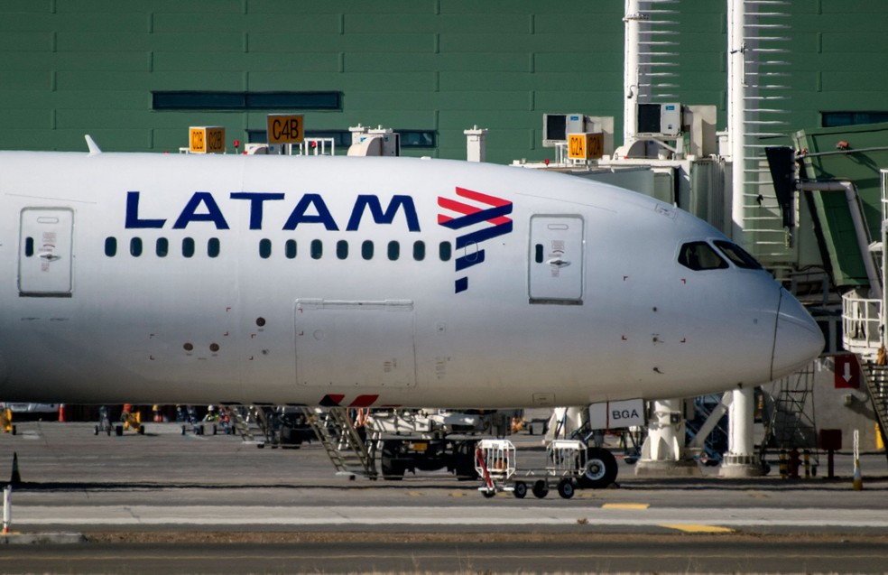 Latam é uma das principais companhias aéreas do país — Foto: Martin Bernetti / AFP