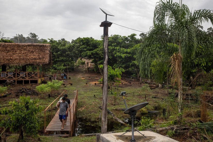 Antenas de internet chegam ao povo Marubo, na Amazônia — Foto: Victor Moriyama/The New York Times