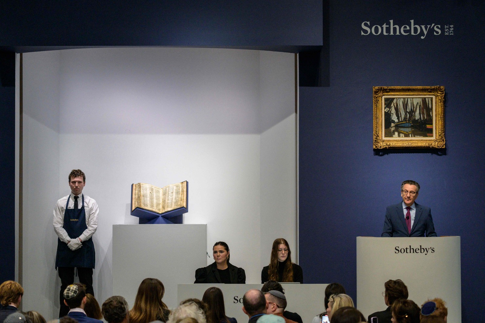 O Codex Sassoon, que data do final do século 9 ou início do século 10, é a Bíblia hebraica mais antiga e completa descoberta, disse a Sotheby's em um comunicado — Foto: ANGELA WEISS / AFP