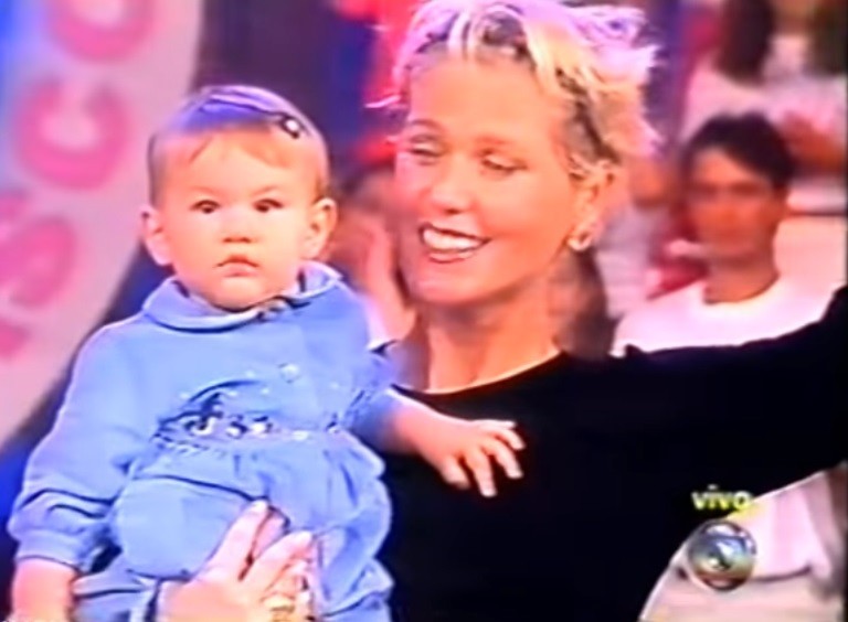 Em 1999, Xuxa levou Sasha, ainda bebê, a um programa seu especial de Páscoa  — Foto: Reprodução/TV Globo