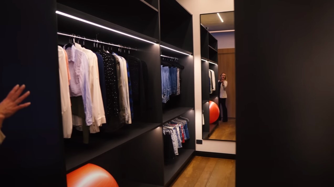 Um dos closets da casa de Bianca Andrade — Foto: Reprodução/YouTube