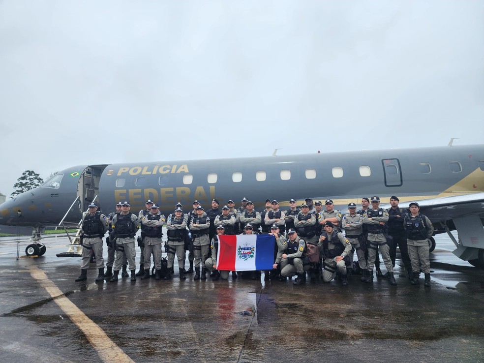 O embarque dos policiais militares de Alagoas: antes de chegarem ao Rio, eles passaram por dois dias de nivelamento em Brasília — Foto: Reprodução/PM de Alagoas