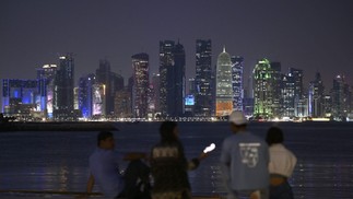 Turistas olham os prédios da cidade de Doha, no Catar — Foto: JUAN MABROMATA / AFP