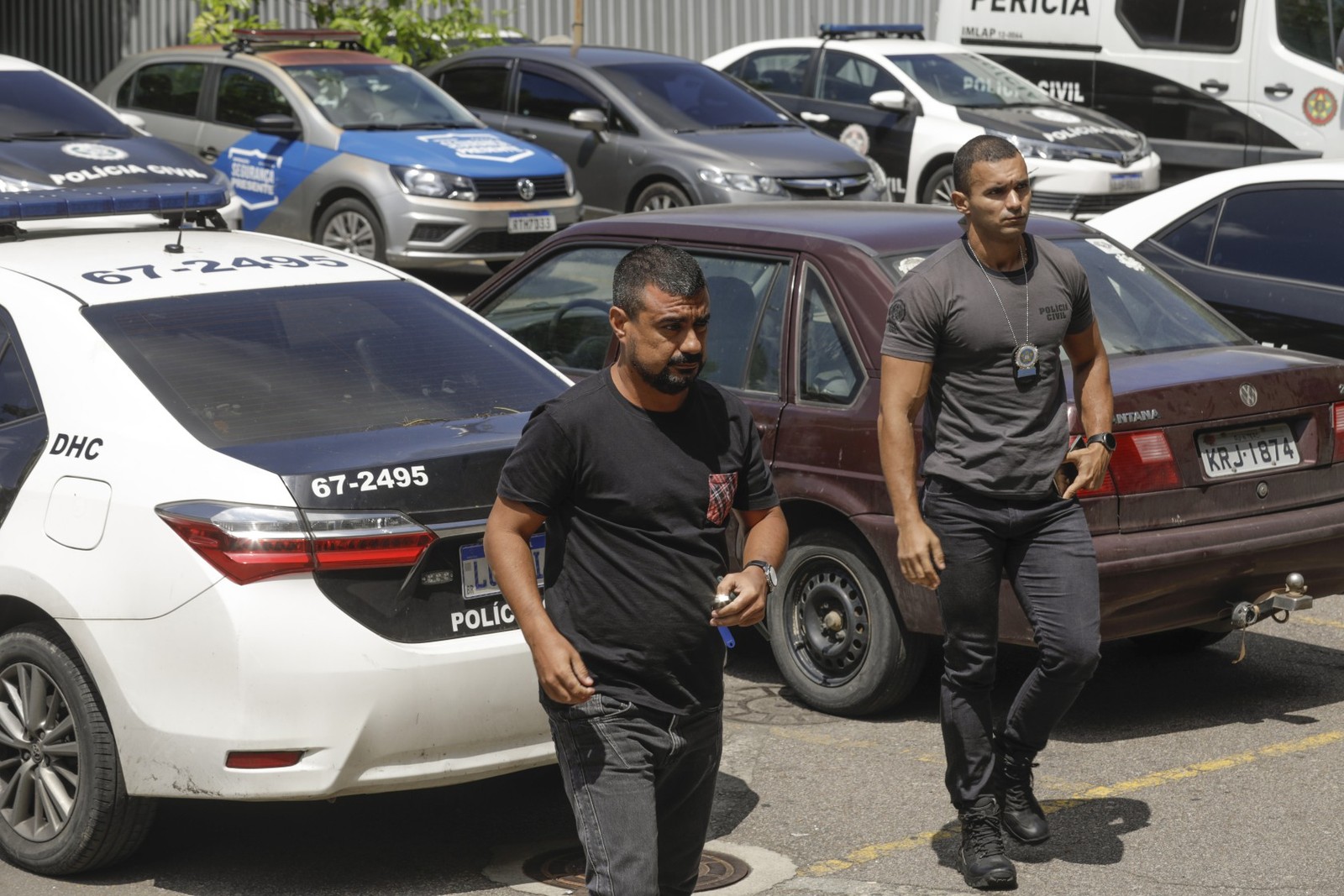 Policiais da Delegacia de Homicídios chegam ao IML — Foto: Gabriel de Paiva/ Agência O Globo