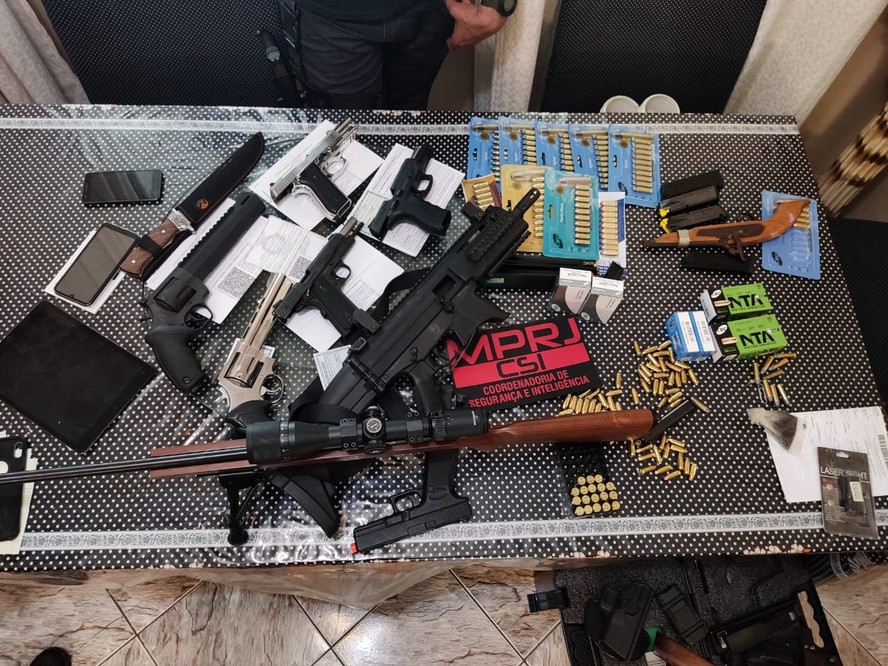 MPRJ apreende armas e munição em operação contra rede de bingos de Rogério Andrade e Ronnie Lessa