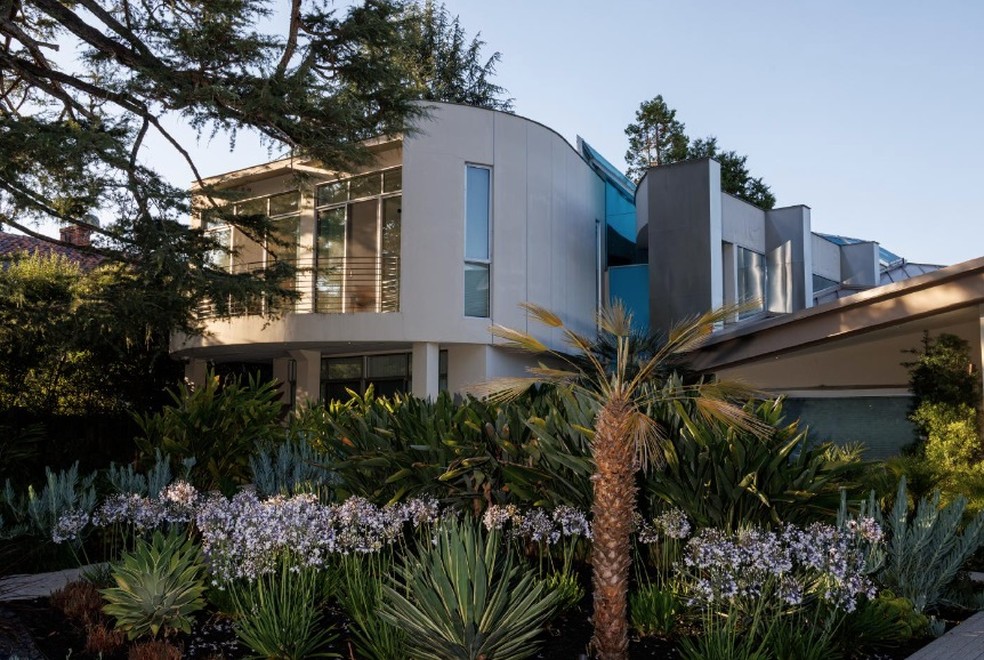 Casa em um dos bairros mais ricos de Palo Alto, na Califórnia, onde o preço médio de venda de uma casa é atualmente de US$ 3,4 milhões — Foto: Rachel Bujalski/The New York Times