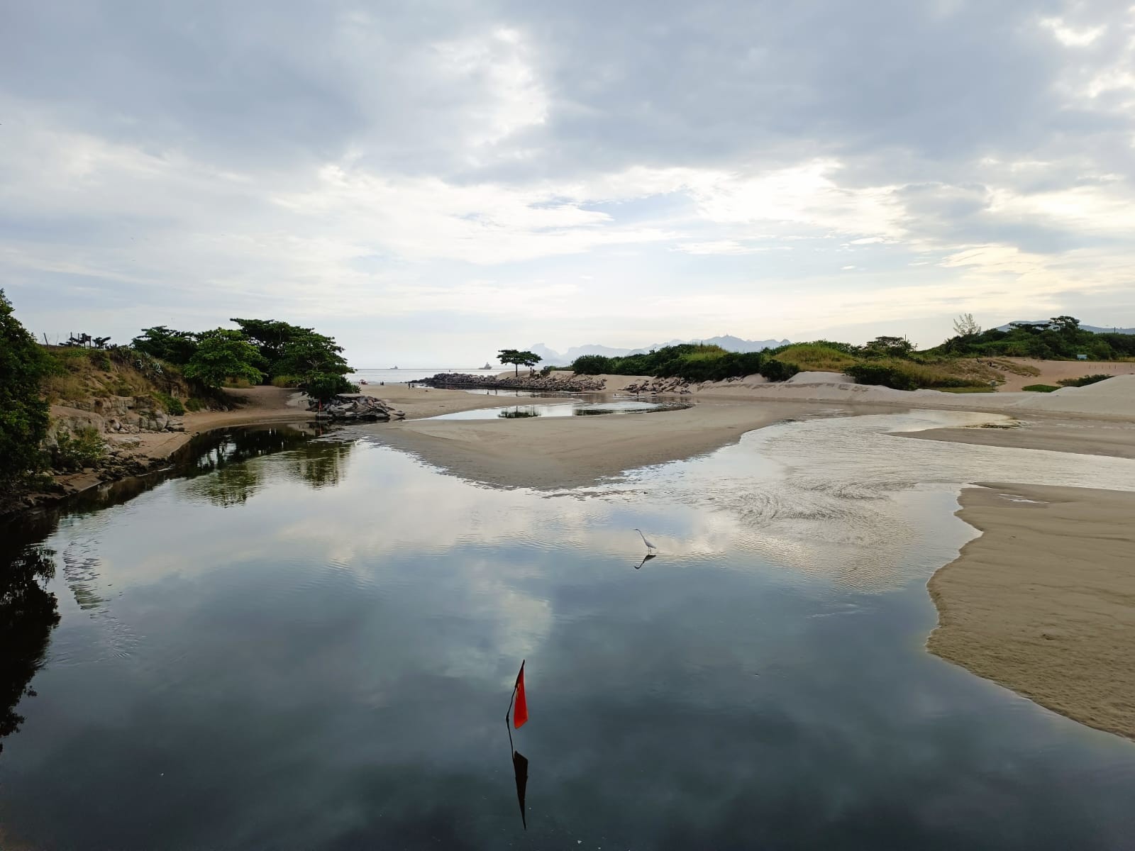 Com a ligação do Canal de Itaipu com o mar quase que completamente obstruída pelo assoreamento, a renovação da água é pouca — Foto: Lívia Neder