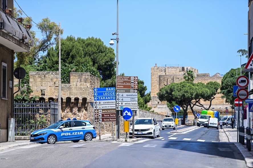 Patrulhas policiais perto do Castelo de Brindisi, local que sediará o jantar de boas-vindas da Cúpula do G7, em 12 de junho de 2024