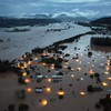 As fortes chuvas fizeram transbordar o Rio Taquari, inundando a cidade de Encantado e deixando à vista apenas os tetos das casas e os pontos de luz dos postes - Gustavo Ghisleni/AFP