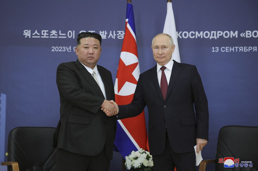 O líder da Coreia do Norte, Kim Jong Un (L), apertando a mão do presidente da Rússia, Vladimir Putin, durante sua reunião no Cosmódromo de Vostochny na região de Amur, na Rússia.