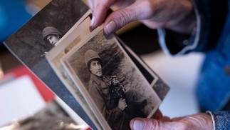 Imagens esquecidas de um cinegrafista do 'Dia D' vêm à tona 80 anos depois — Foto: BRENDAN SMIALOWSKI/AFP