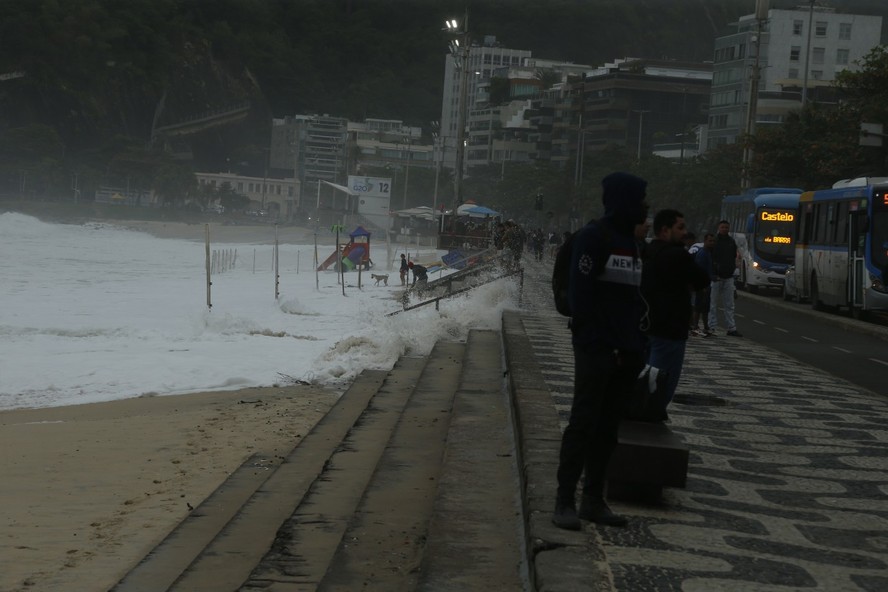 Frente fria trouxe ressaca e baixas temperaturas à cidade do Rio. Mar invadiu calçada no Leblon