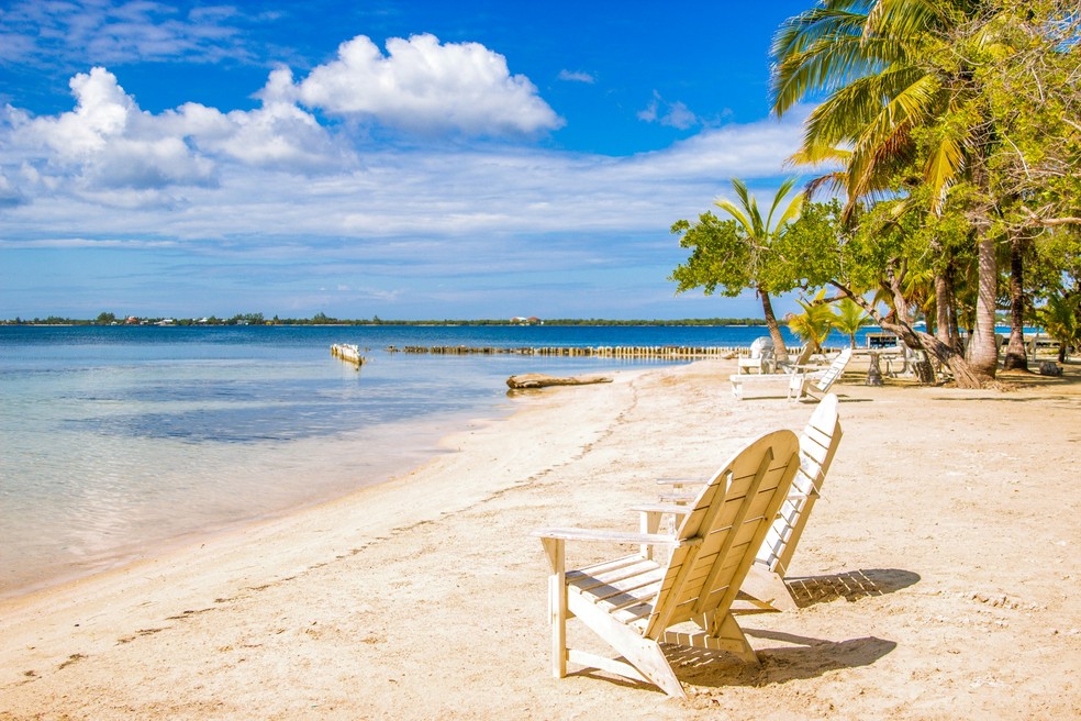 Praia em Utila, ilha em Honduras que leva a fama de ter sido o lugar onde Robson Crusoé se estabeleceu — Foto: Reprodução / Ana Lanza / Unsplash