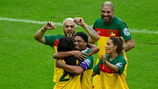 Ronaldinho celebra gol marcado no 'Futebol Solidário' — Foto: Pablo PORCIUNCULA / AFP