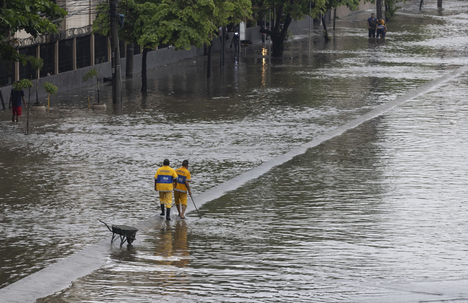 Avenida Brasil, altura de Irajá. Pistas cobertas de água causaram interdição da via — Foto: Márcia Foletto